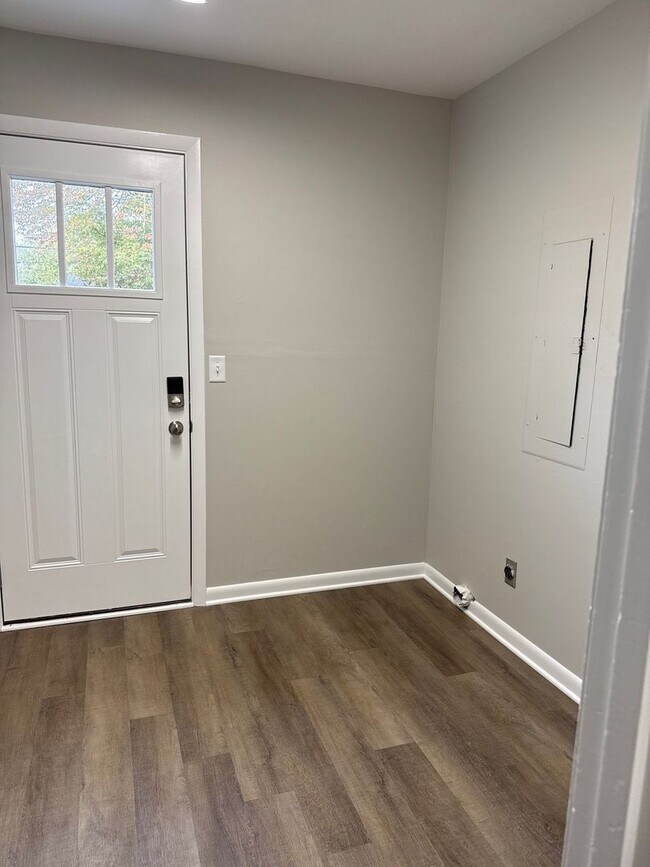 Building Photo - Charming Single-Level 3 Bedroom Home with Backyard and Pet-Friendly Living