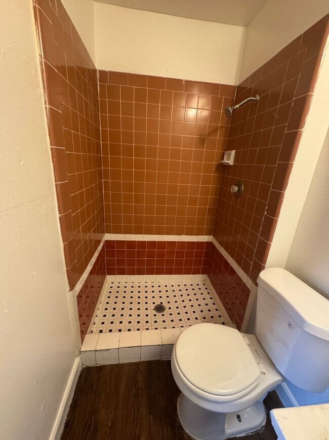 Building Photo - Downstairs Visalia apartment move in ready!