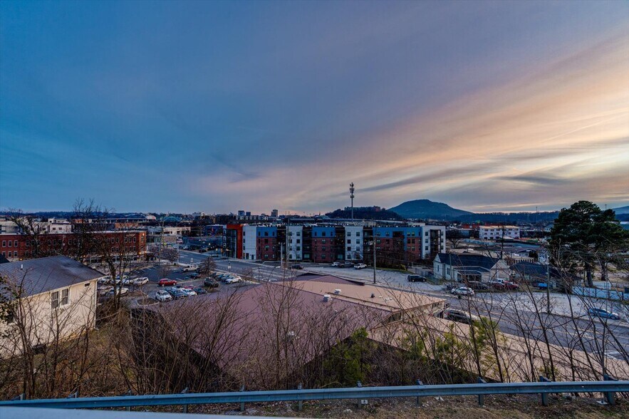 Building Photo - 411 Fairpoint St