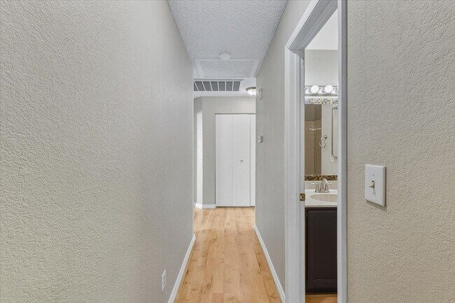 Building Photo - 4909 Fiesta Lakes St