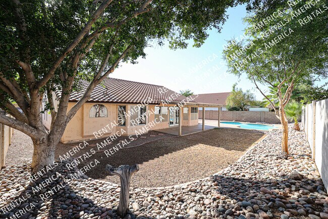 Building Photo - 1105 N Quail