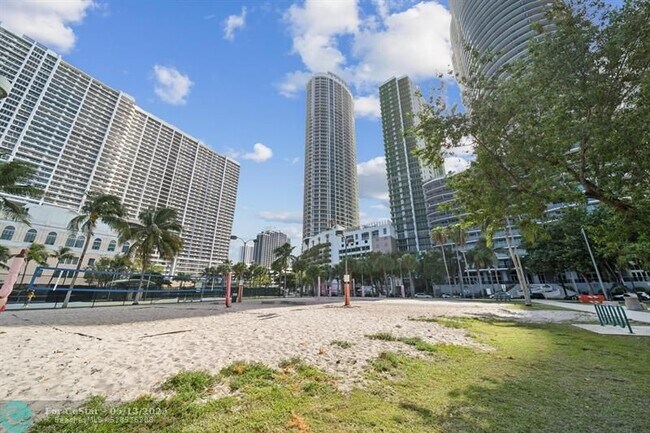 Building Photo - 1750 N Bayshore Dr