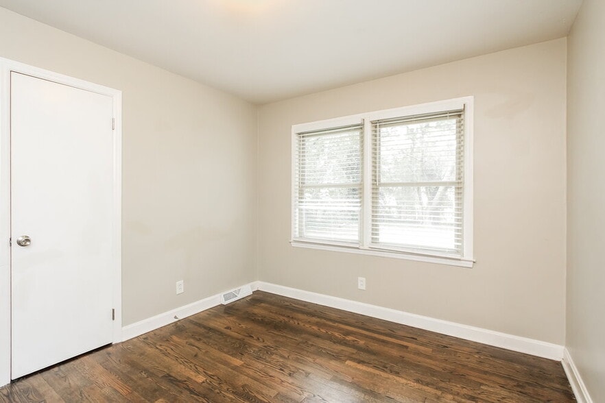 Building Photo - 3924 Broadview Dr