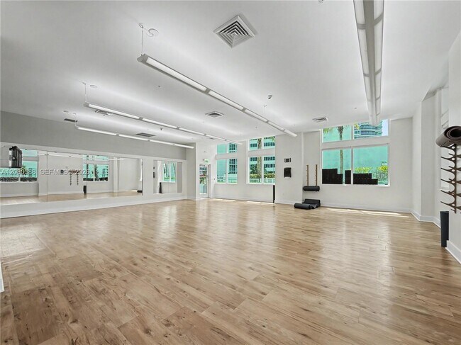 Building Photo - 1900 N Bayshore Dr