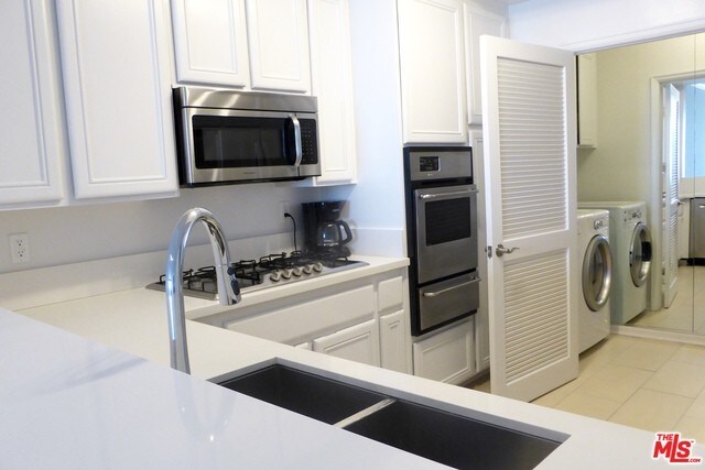 Building Photo - 1211 Sunset Plaza Dr