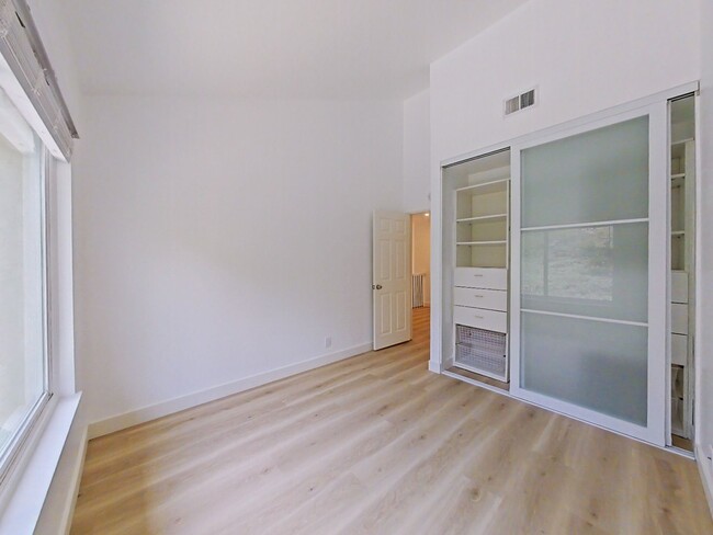 Building Photo - Stunning Remodeled Home in Dana Woods – Co...