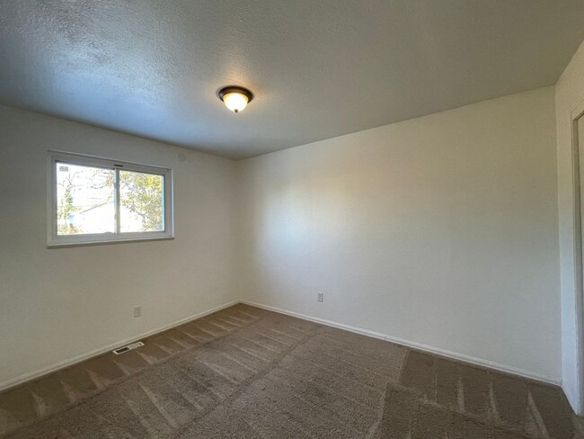 Building Photo - Cozy Tri-Level Home in Thornton! AVAILABLE...