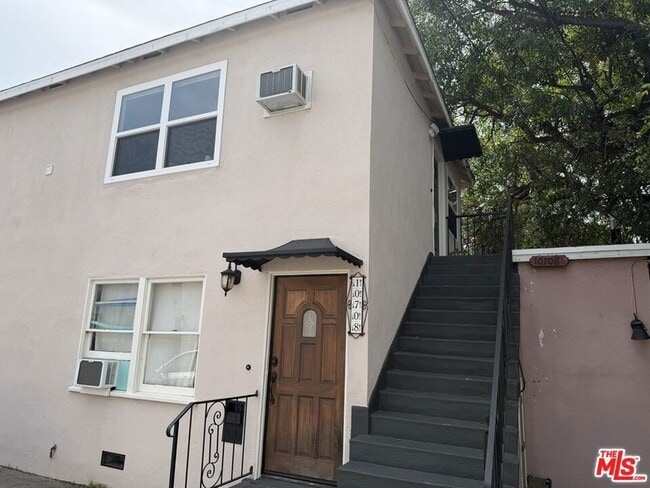 Building Photo - 10708 1/2 Moorpark Street Unit