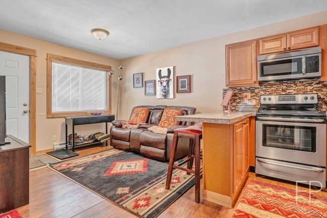 Building Photo - Year lease! Furnished, Move in 8/23/25! 10...