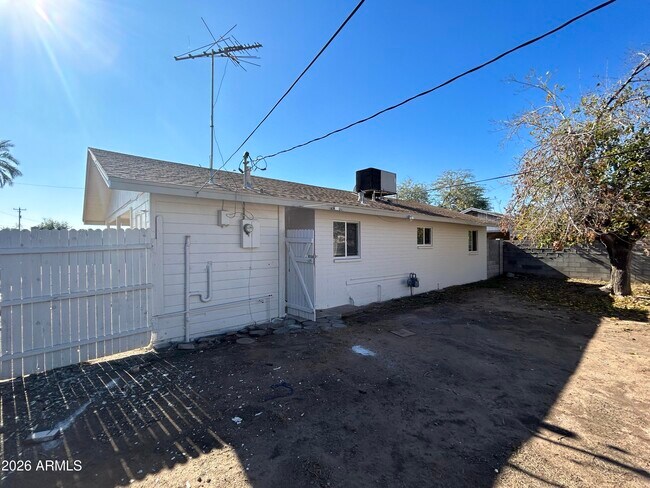 Building Photo - 114 W Riley Dr