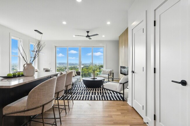 Building Photo - "Spacious 4-Bed, 4-Bath Gem in Nashville -...