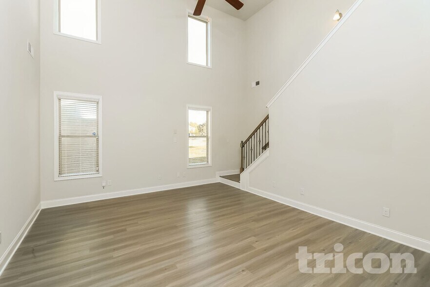 Primary Photo - 404 Ireland Ln