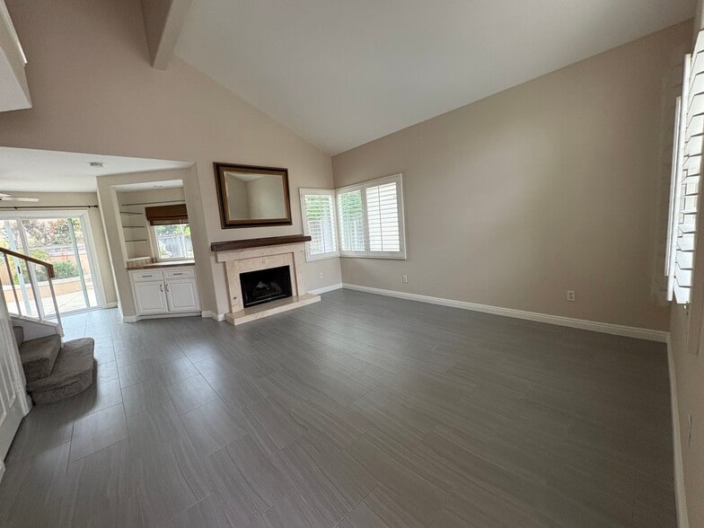 Living Rm Fireplace & bar area - 30061 Whitecap