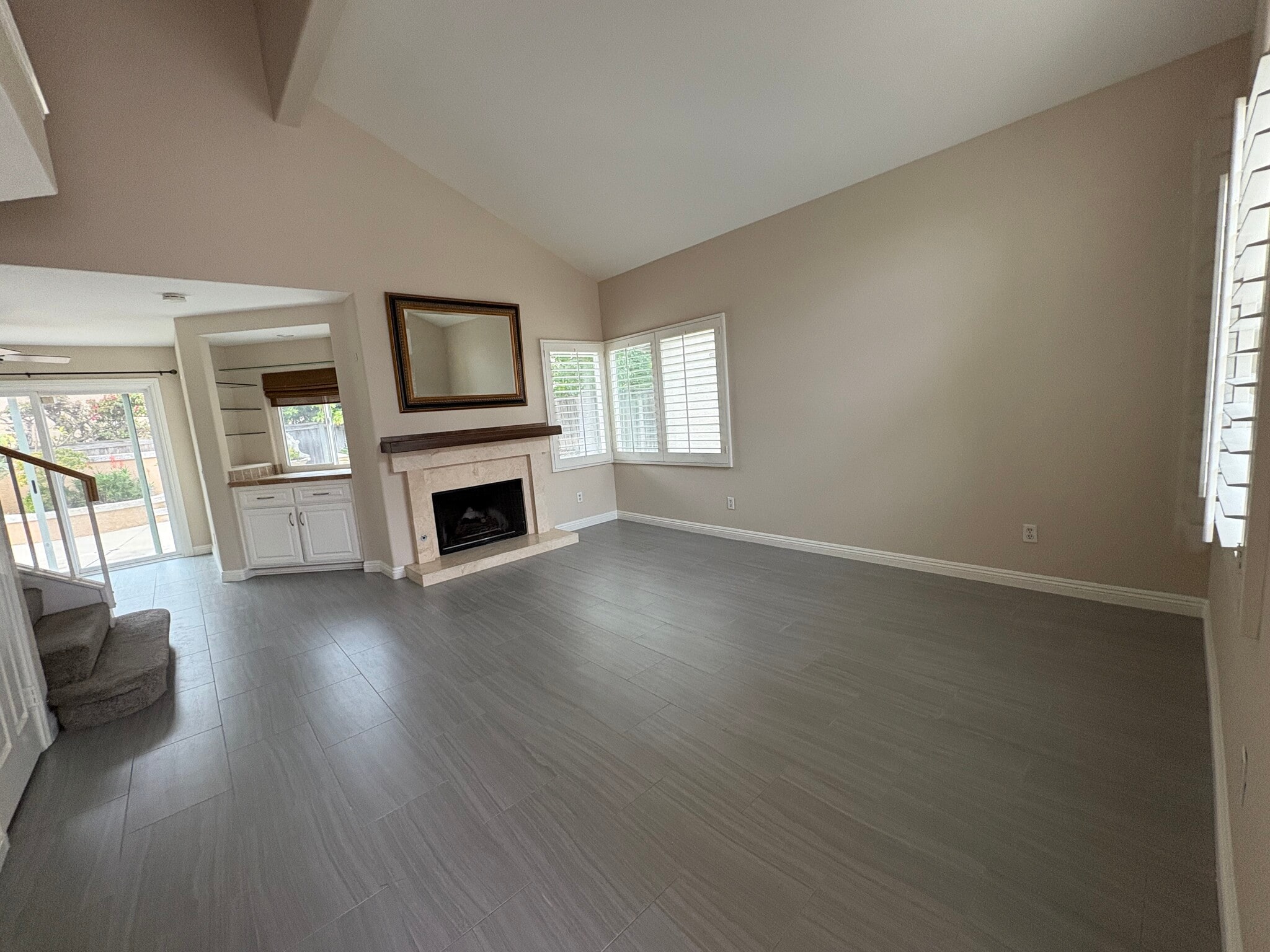Living Rm Fireplace & bar area - 30061 Whitecap