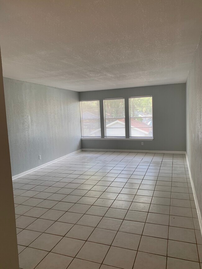 Living room - 3877 Herschel St