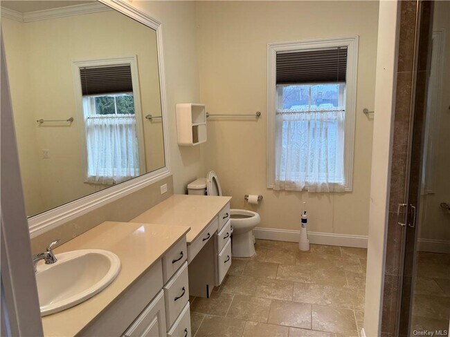 Building Photo - 400 Main St