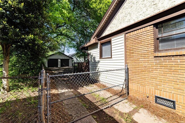 Building Photo - 1029 Katherwood Dr SW