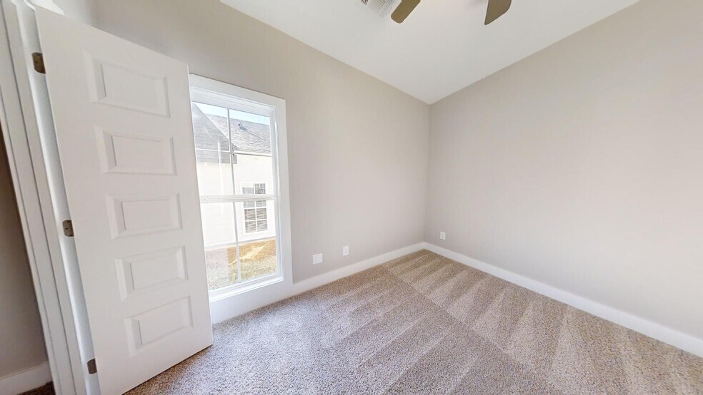 Building Photo - Fox Run Townhome Available August!