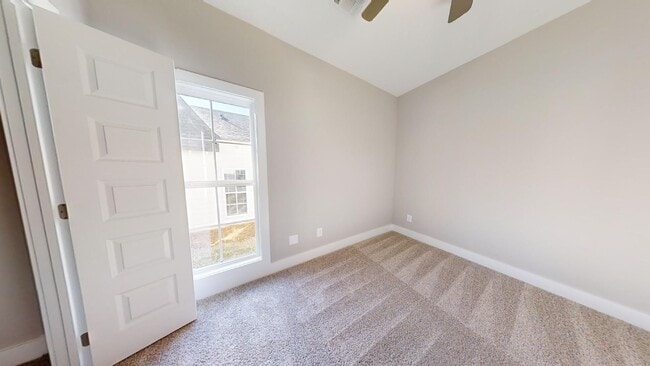 Building Photo - Fox Run Townhome Available August!