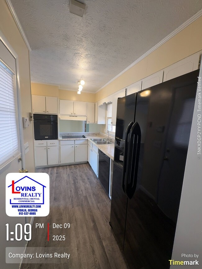 Building Photo - 2106 N Maple Dr