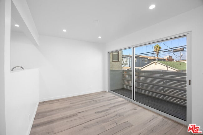 Building Photo - 21 1/2 Wavecrest Ave