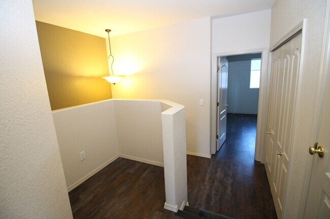 Building Photo - Beautiful 2bdrm 3 bath 2 car garage townhome