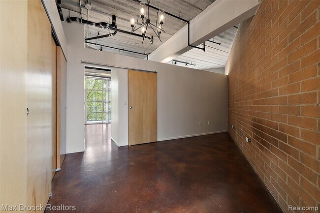 Building Photo - 333 E Parent Ave