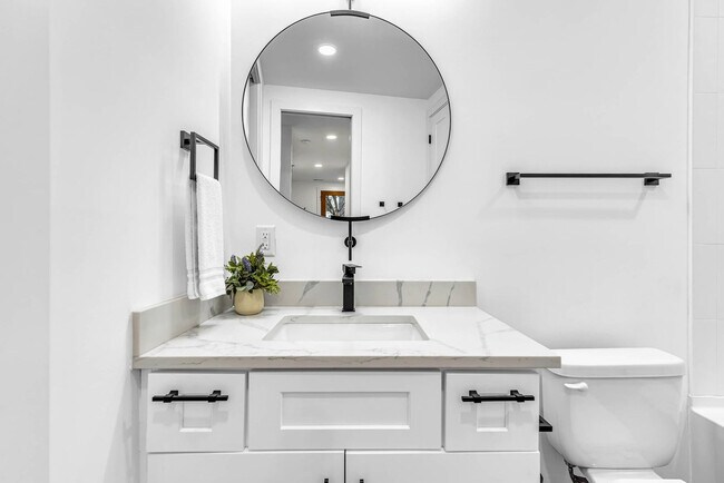 Building Photo - 554 Rosedale Ave