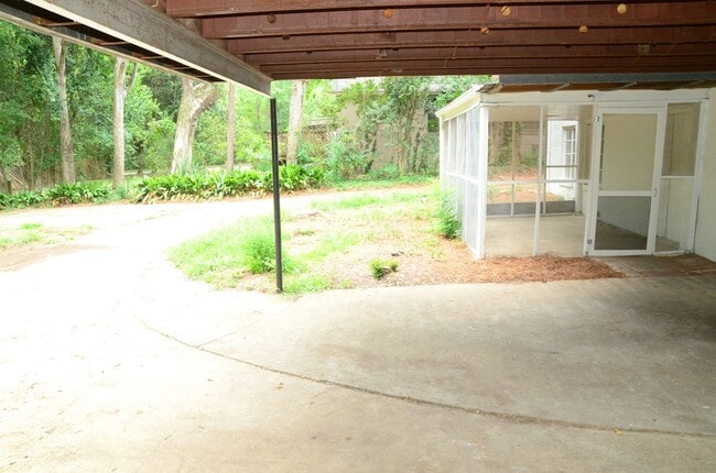 Building Photo - Lots of room!