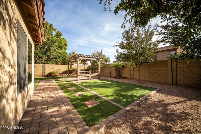 Building Photo - 11725 W Flanagan St