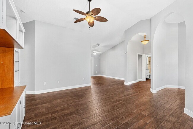 Building Photo - 445 Diana Blvd