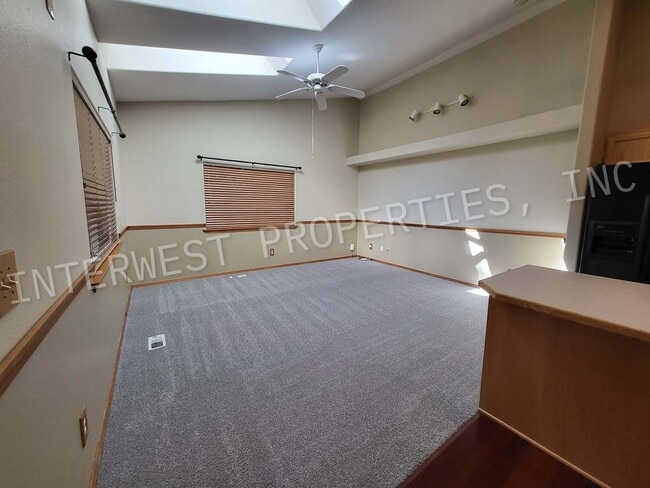 Building Photo - Spacious 3Bd Ba Ranch Style Home With A/C,...