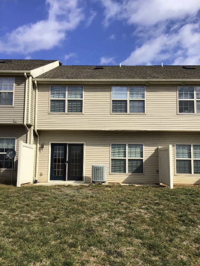 Building Photo - 3-bedroom, 2.5-bathroom Townhome