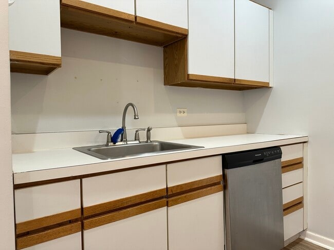 Building Photo - 2451 N Marshfield Ave