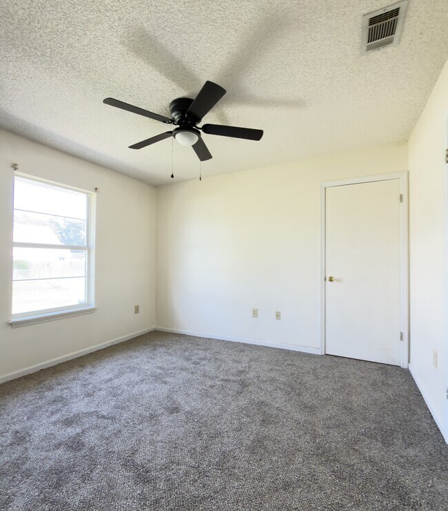 Building Photo - 4060 Northlake Dr
