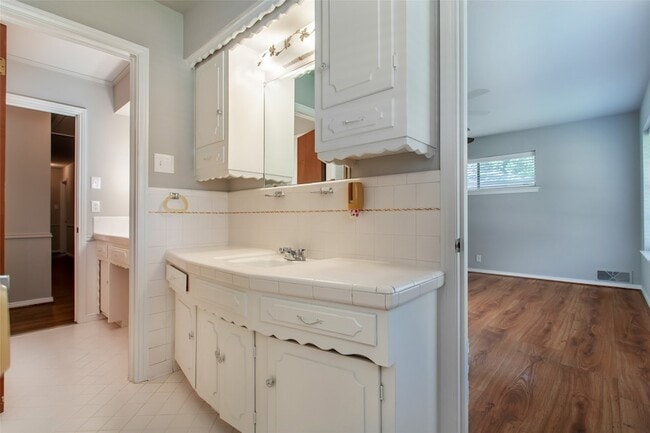 Building Photo - 6105 E University Blvd