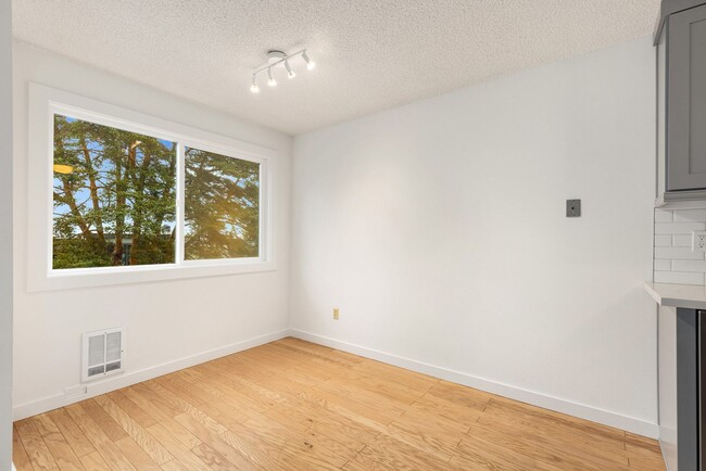 Building Photo - Updated Magnolia 1 Bedroom Condo Water/Sew...