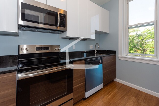 Building Photo - Beautiful, Fully Renovated Kenmore Square ...