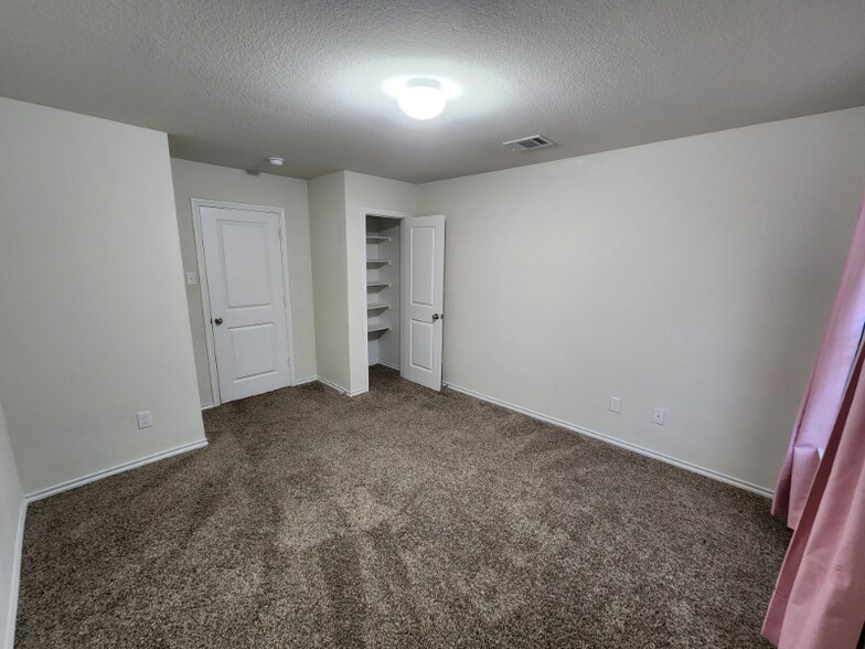 Building Photo - 1220 Meadow Creek Dr