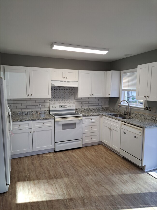 Building Photo - 4314 McClelland Dr
