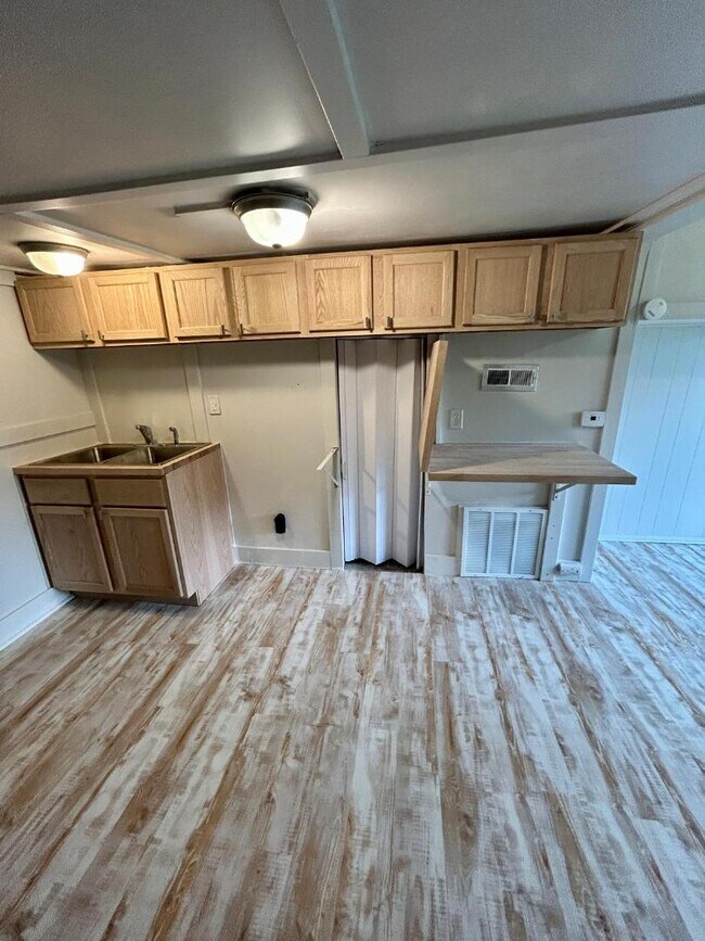 Building Photo - 556 1/2-525-522 Mill St