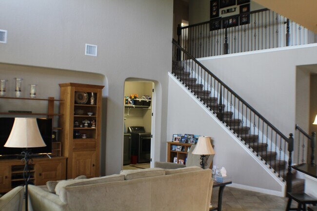 Building Photo - Beautiful spacious rental with fabulous up...