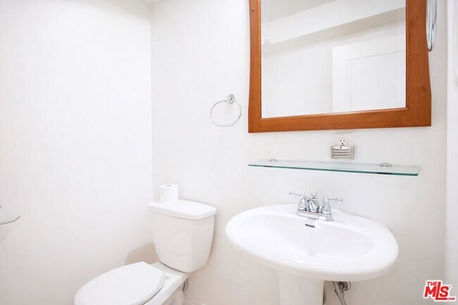 Building Photo - 1154 S Barrington Ave