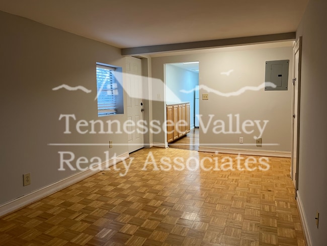 Building Photo - COMING SOON! 1 br/1 bath close to downtown...