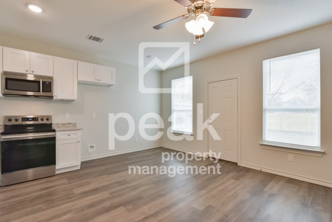 Building Photo - $1499! 2Bed/1.5bath Duplex Available for R...
