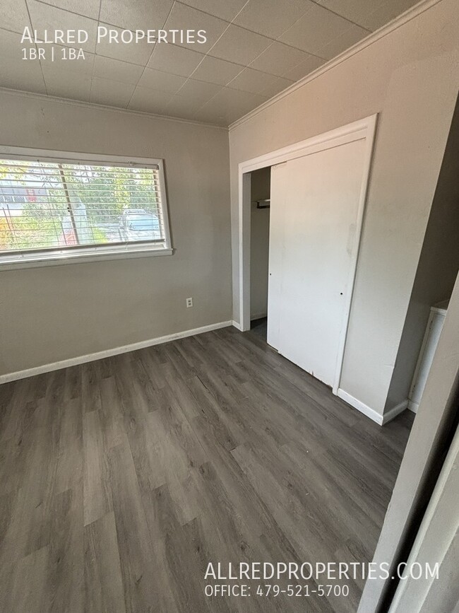 Building Photo - $300 OFF 1ST FULL MONTH'S RENT!!  ALL UTIL...