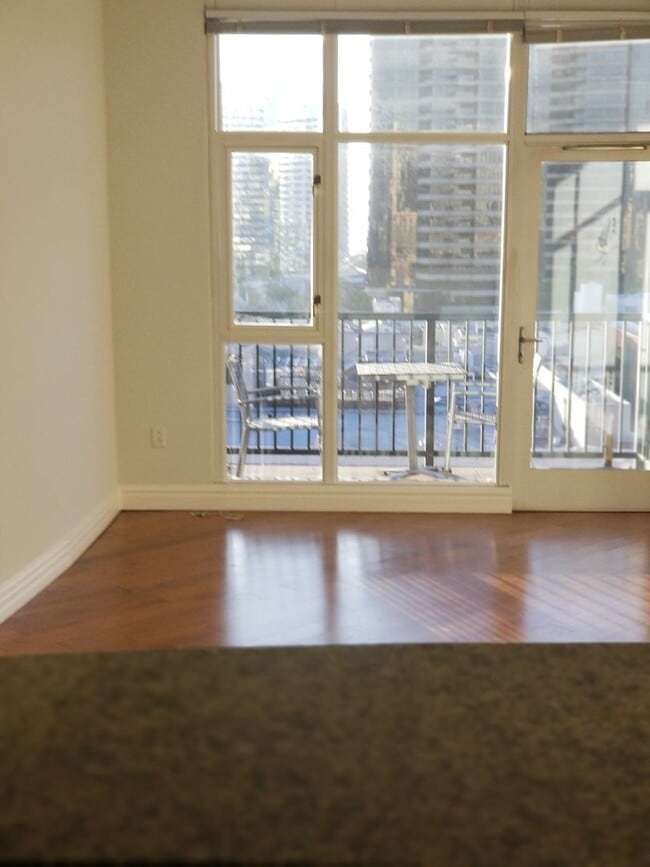 Building Photo - Downtown  1-Bed plus Loft 1bath 1 parking - Steps to Petco Park