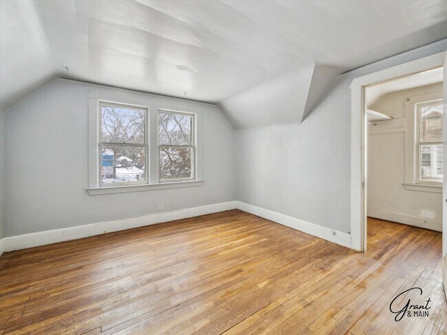 Building Photo - $1200 Bungalow