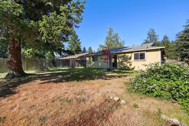 Building Photo - Move in ready now! West side cutie! 2 bed,...