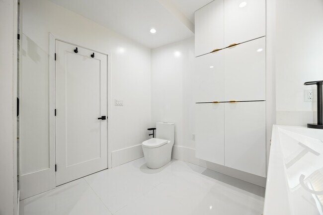 Building Photo - 212 W 64th St